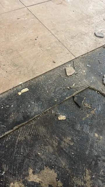 Black bitumen mastic floor removal in a N14 flat